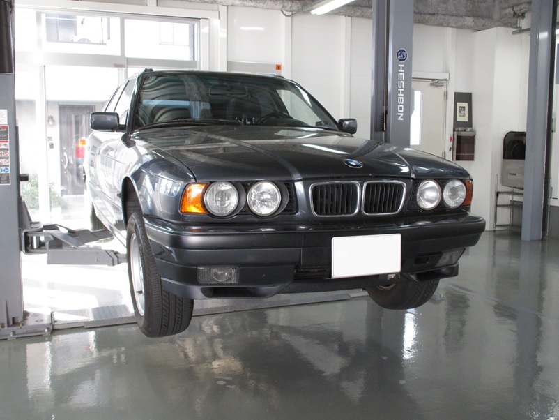 半額品 送料無料 ウルトラレーシング フロントスタビライザーBMW 5シリーズ E34 HE40 年式 88 08-96 06 純正太さφ28 